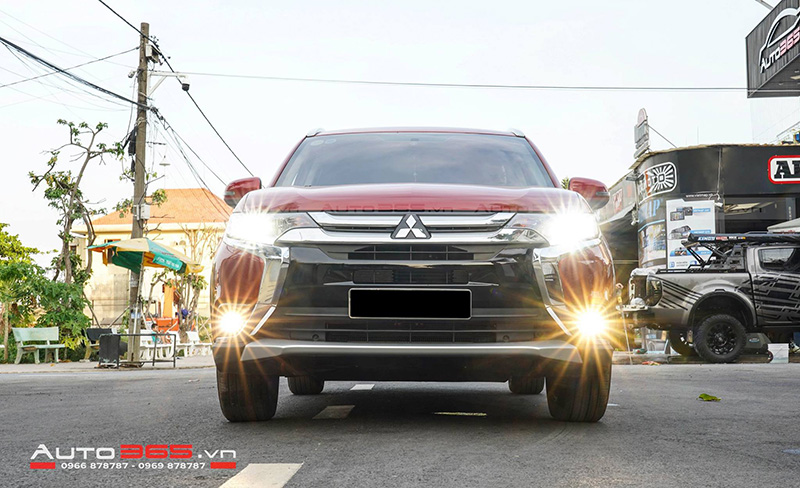 Mitsubishi Outlander nâng cấp bi gầm GTR tăng sáng 180%